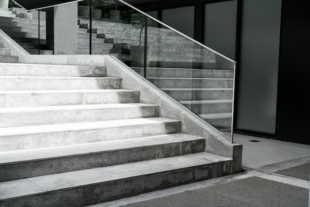 belle marche d'escalier grise vide dans le bâtiment