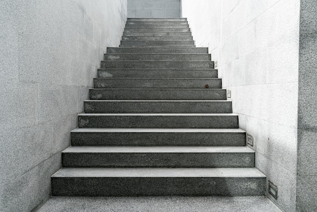 belle marche d'escalier grise vide dans le bâtiment