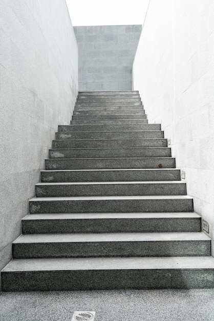 Belle marche d'escalier grise vide