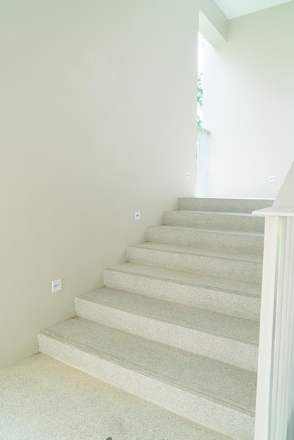 Photo belle marche d'escalier et main courante blanche