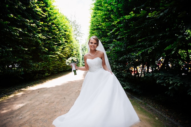 Belle mariée blonde aime son jour de mariage en été