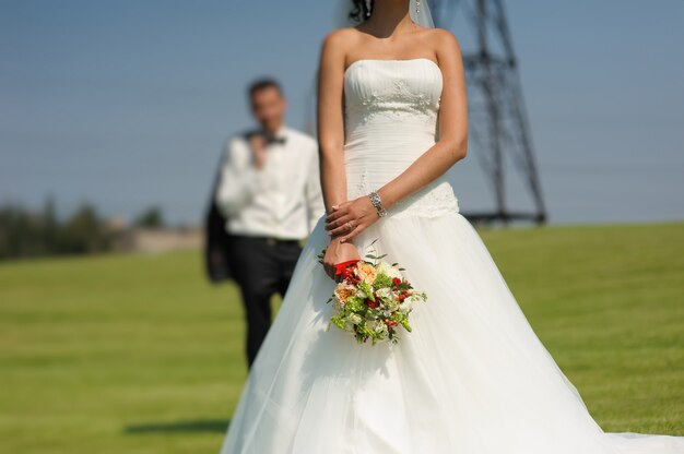 Belle mariée avec bouquet de fleurs