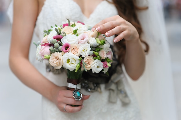 Belle mariée avec bouquet de fleurs