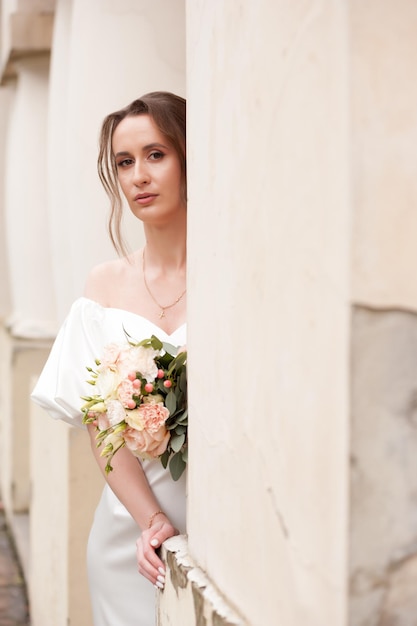 Belle mariée avec bouquet de mariée