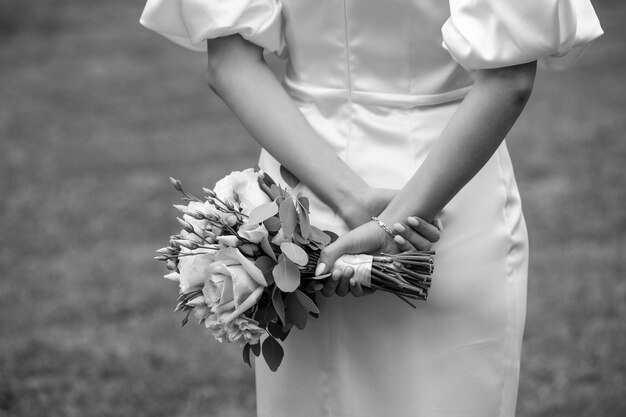 Belle mariée avec bouquet de mariée