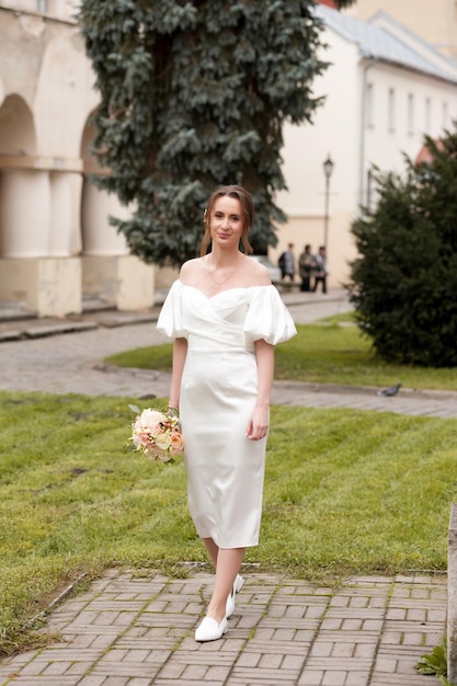 Belle mariée avec bouquet de mariée