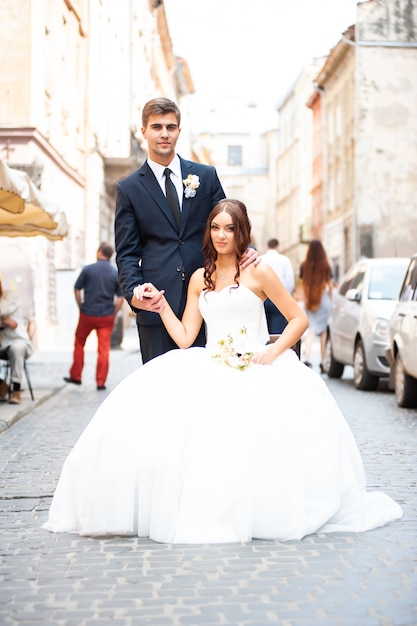 Belle mariée avec bouquet de mariée