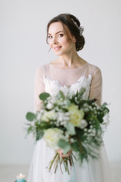 Belle mariée avec bouquet de mariée