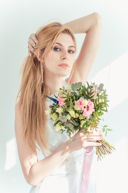 Belle mariée avec bouquet