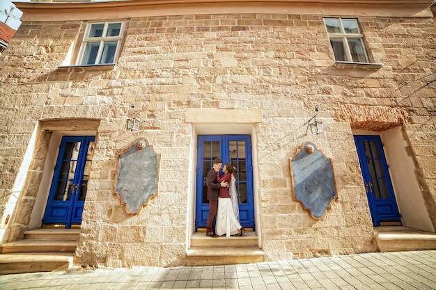 Belle mariée dans un costume élégant et charmante mariée en robe blanche sur la nature. Jour de mariage. Jour de mariage inhabituel.