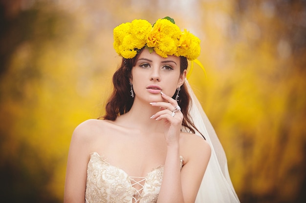 Belle mariée dans une couronne de chrysanthèmes couleur jaune vif mariage et concept de mariage