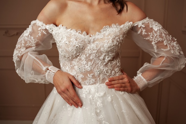 Belle mariée dans une robe de mariée luxueuse