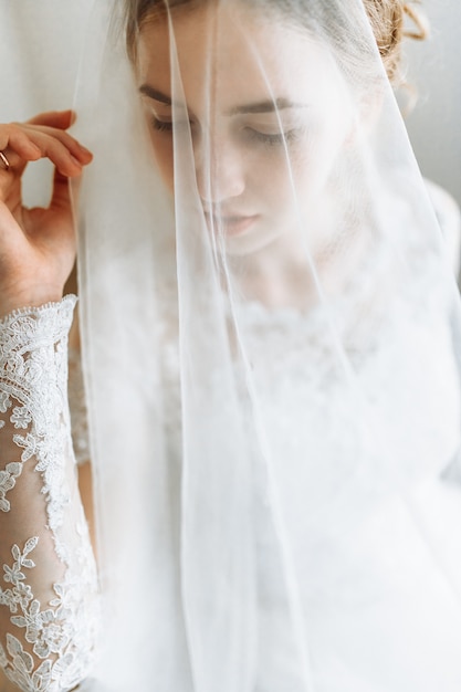 Belle mariée dans une robe de mariée