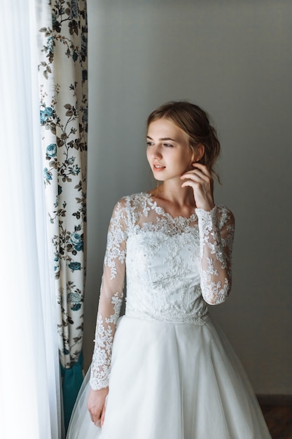 Belle mariée dans une robe de mariée