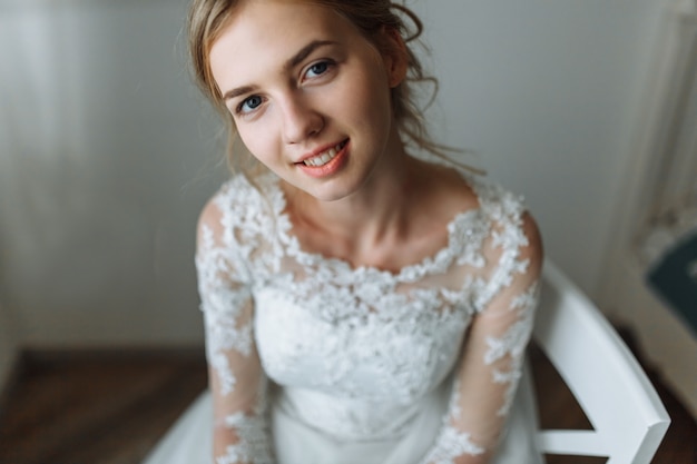 Belle mariée dans une robe de mariée