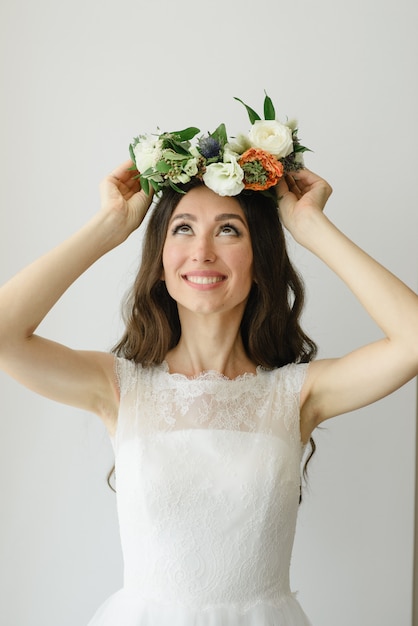 Belle mariée essaie une couronne sur sa tête.