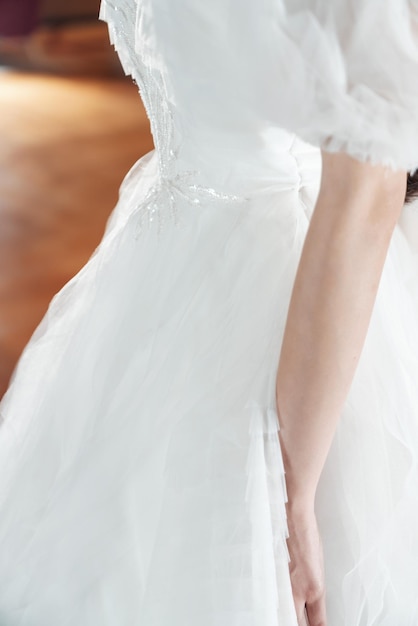 Belle mariée à l'extérieur Mariée avec maquillage et coiffure de mariage Jour du mariage