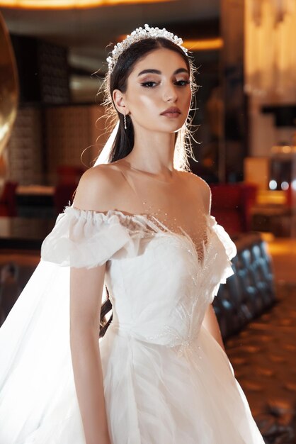 Belle mariée à l'extérieur Mariée avec maquillage et coiffure de mariage Jour du mariage