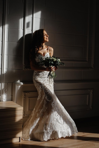 belle mariée à l'hôtel avec le bouquet de la mariée