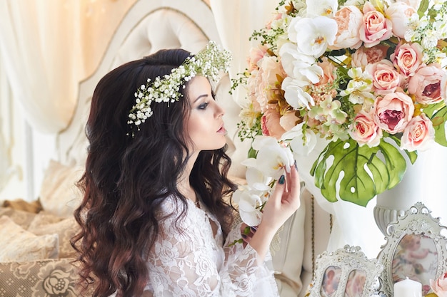 Belle mariée en lingerie et avec une guirlande de fleurs sur sa tête