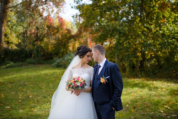 Belle mariée et le marié dans le parc verdoyant