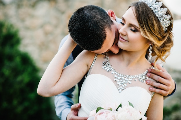 Belle mariée et le marié dans des tenues élégantes