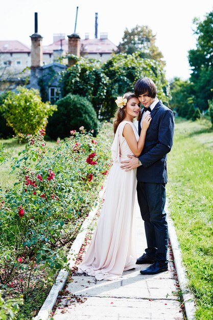 Belle mariée et le marié debout près de l'autre au parc, photo de mariage, beau couple, portrait.