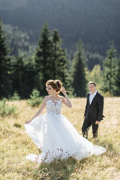 Belle mariée et le marié à la montagne