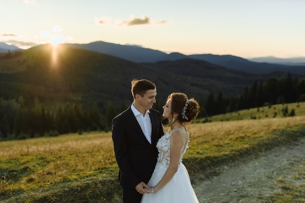 Belle mariée et le marié à la montagne