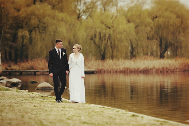 Belle mariée et le marié posant dans la nature