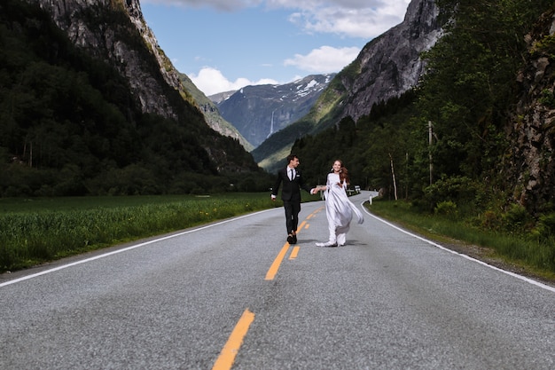 Belle mariée et le marié sur la route