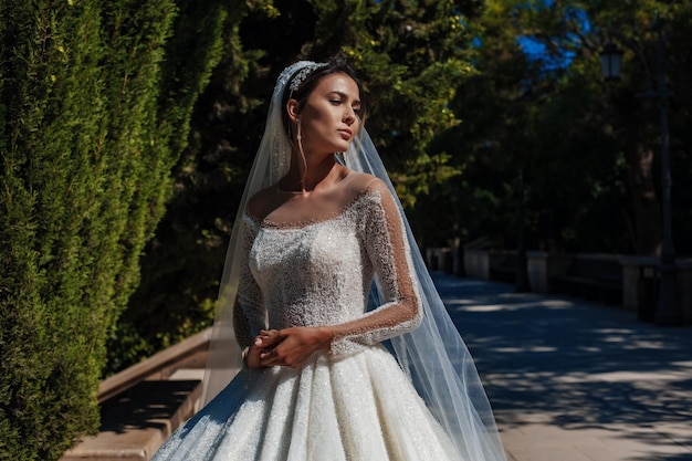 Belle mariée mariée jour de mariage en plein air avec maquillage et coiffure