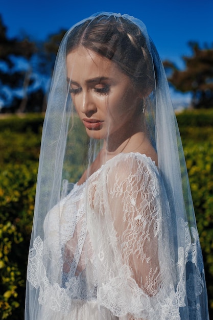 Belle mariée mariée jour de mariage en plein air avec maquillage et coiffure