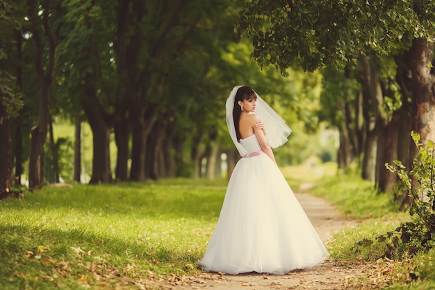 Belle mariée en plein air dans une forêt