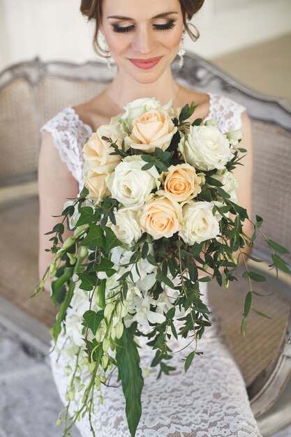 Belle mariée posant dans une robe de mariée