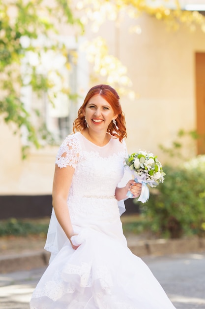 Belle mariée posant le jour de son mariage