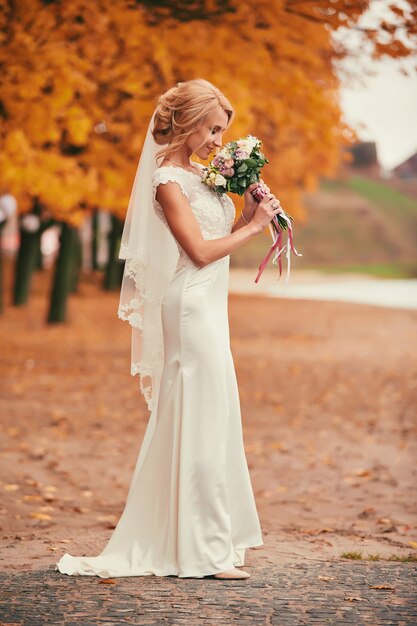 Belle mariée en robe longue blanche