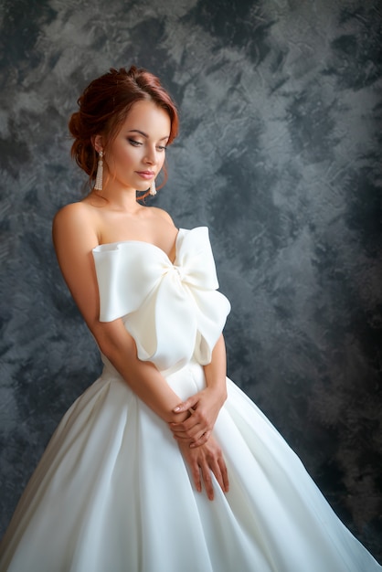 Belle mariée en robe de mariée, beau maquillage et style