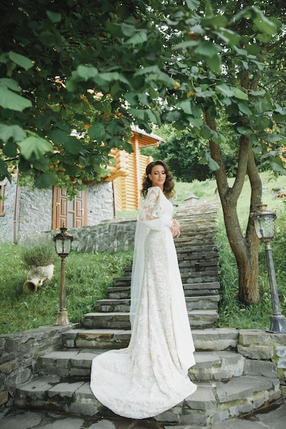 Belle mariée en robe de mariée fashion sur fond naturel.