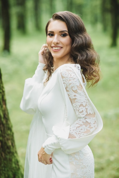 Belle mariée en robe de mariée fashion sur fond naturel.