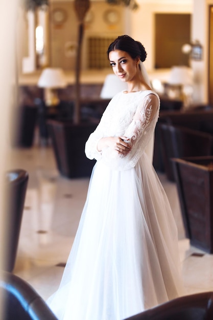 Belle mariée en robe de mariée fashion avec un long voile de luxe superbe jeune mariée est incroyablement