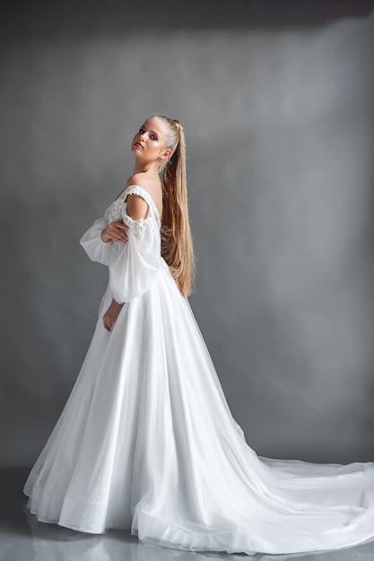 Belle mariée en robe de mariée