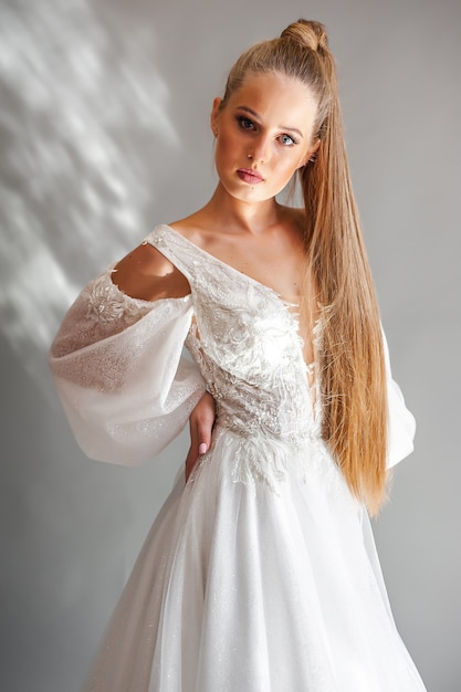 Belle mariée en robe de mariée