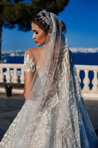 Belle mariée en robe de mariée