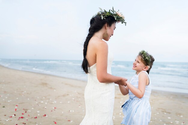 Belle mariée avec sa fille de fleur