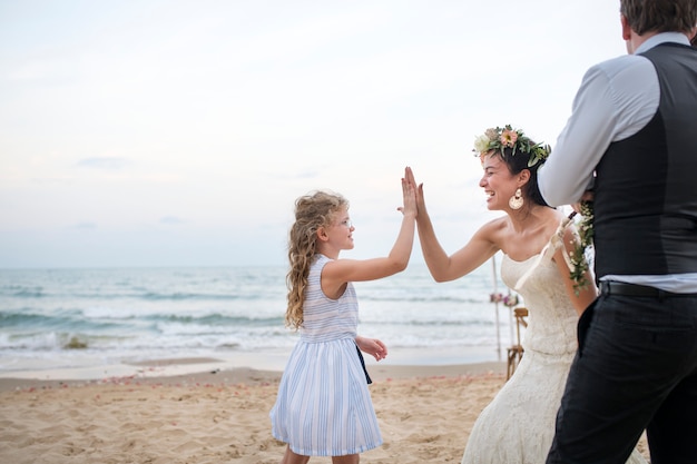 Belle mariée avec sa fille de fleur