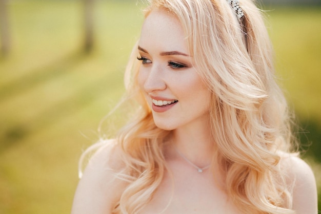 Belle mariée souriante blonde portrait