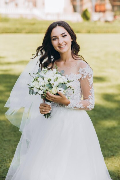 Belle mariée souriante. Portrait de mariage.