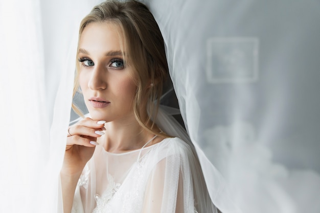 Belle mariée avec voile de mariage de mode