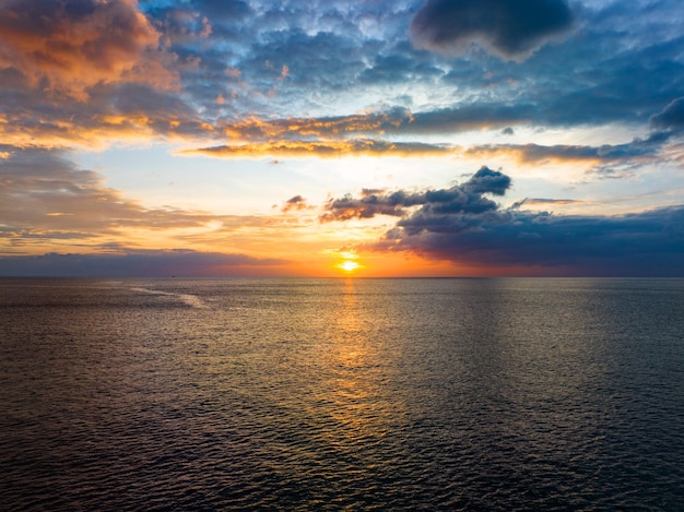 Belle mer au coucher du soleil ou au lever du soleil ciel clair au-dessus de la mer en saison estivale Image de la caméra drone